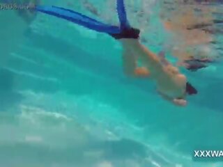Stupendous امرأة سمراء عاهرة حلوى swims تحت الماء