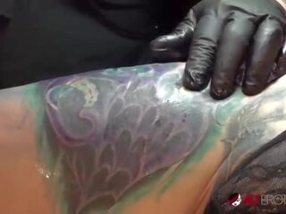 Marie bossette koskettaa itse kun taas ollessa tatuoitu