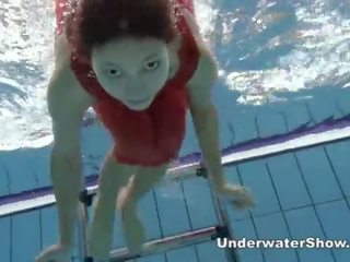 Anna - עירום שוחה מתחת למים