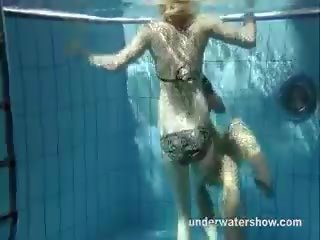 Zuzanna y lucie jugando bajo el agua