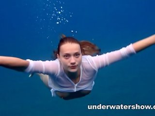 Julia schwimmen nackt im die meer