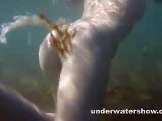 Attraktiv nastya är visning henne beautyful kropp underwater